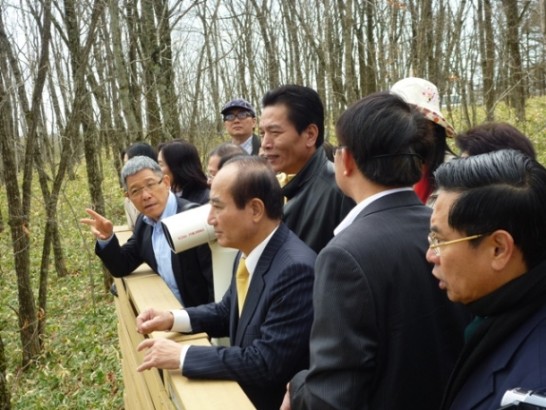 王院長等一行參觀北海道預定贈送我國之丹頂鶴「貴華」飼養情形一。