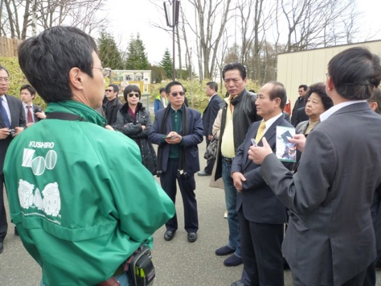 釧路市動物園幹部為王院長一行進行解說。