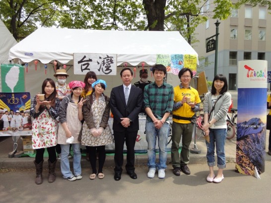 駐札幌辦事處徐處長在我留學生攤位與留學生合影。