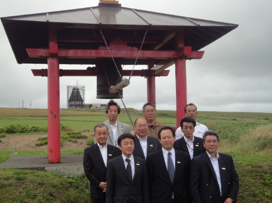 徐處長與「和平鐘之會」北海道支部長岩間幹生等人合影。