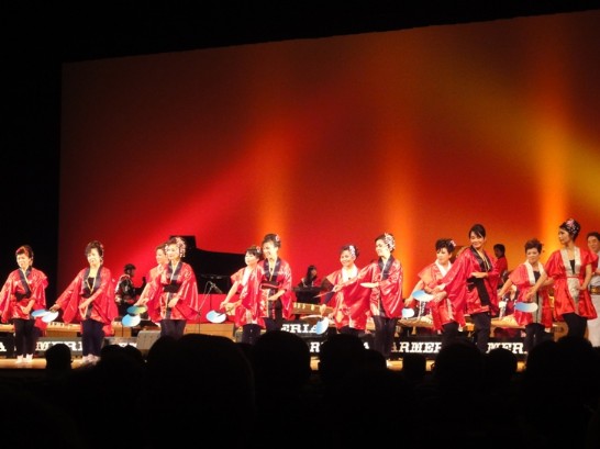 「中華民國依依歌唱舞踊協會」訪日團與日本「ARMERIA」古箏團共同演出情形。