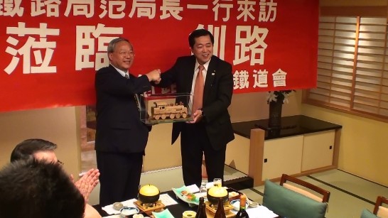 台灣鐵路局范局長與JR北海道釧路支社支社長矢崎義明合影。