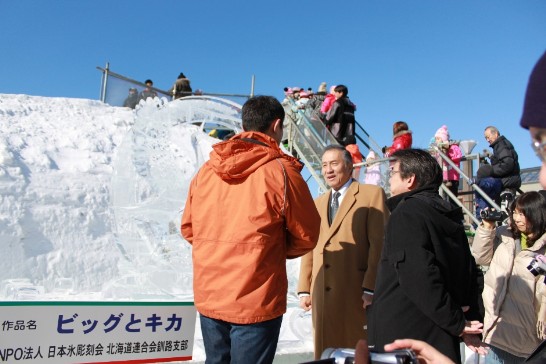 馮代表參觀釧路雪祭會場(右為釧路蝦名市長)