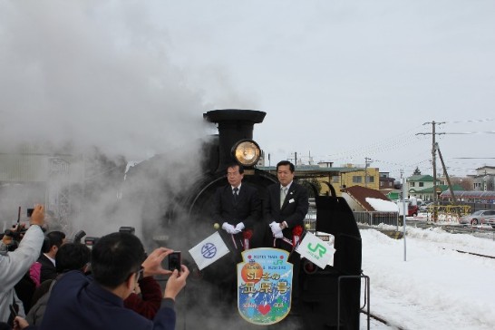 台灣鐵路管理局鹿副局長與JR北海道釧路支社之社長矢崎義明於蒸氣火車前合影。