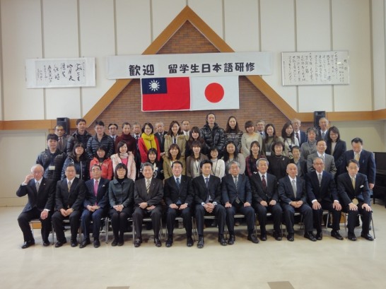 與我留學生合影