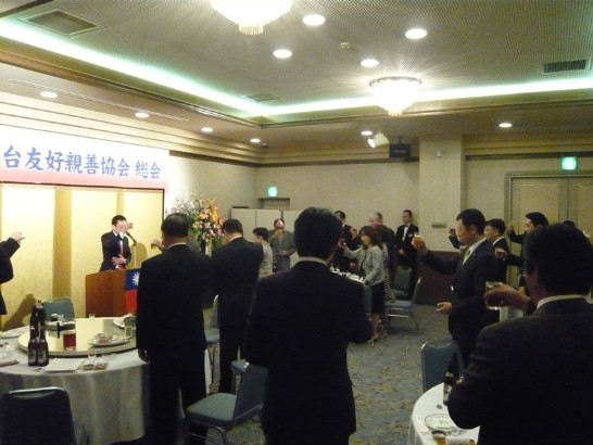 船橋利實道議員領導乾杯。