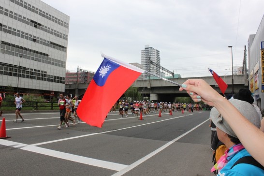 我留學生與僑胞於10公里處為我國選手加油情形。
