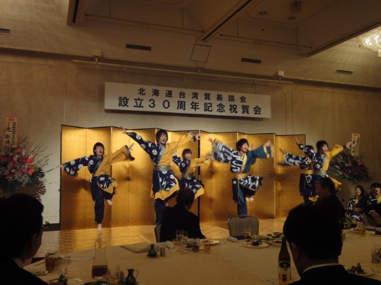 北海道的大學生們表演YOSAKOI舞蹈情形
