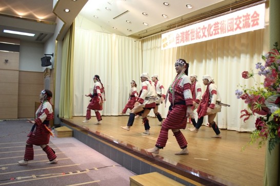 新世紀文化藝術團表演情形二。