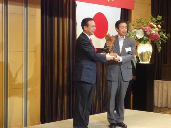 日本防災技術中心指川司社長致贈紀念品情形