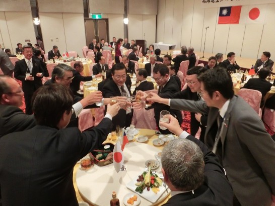 陳處長於祝賀會與來賓互動聯誼。