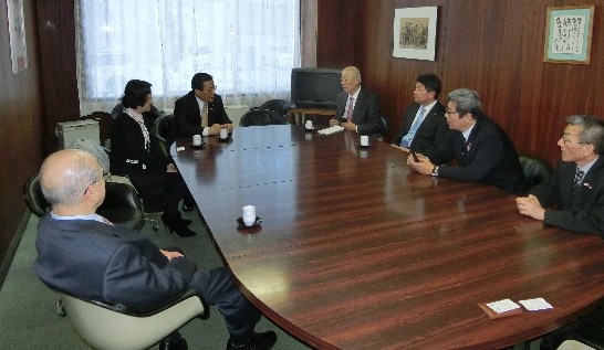 陳處長與白老日台親善協會佐野昌源會長(右4)、胆振總合振興局田邊隆久局長(右2)、白老町戶田安彥町長(右3)、神戶典臣道議員(左1)等人會談。