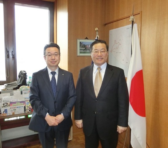 陳處長與日高振興局名取局長合影