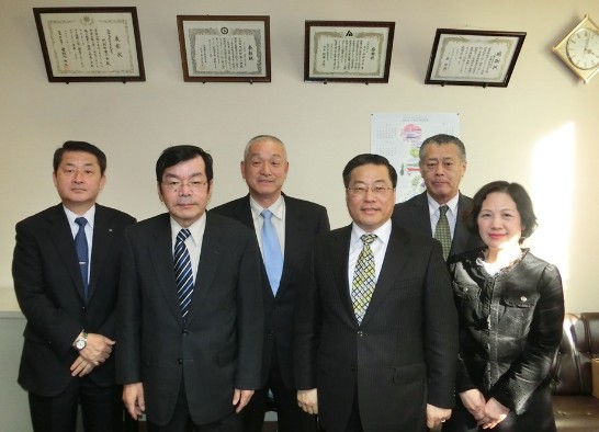 陳處長夫婦與日高町商工會議所田中會長(左2)、神保一哉町議員(右2)、日高建設協會磯田茂會長(中間)、等人合影