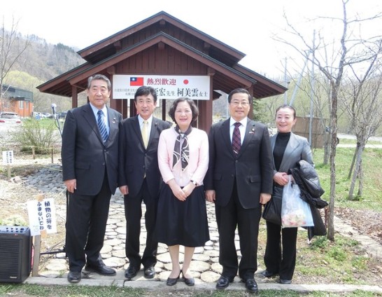 陳處長夫婦與釧路市議會黑木滿議長(左2)、釧路觀光協會