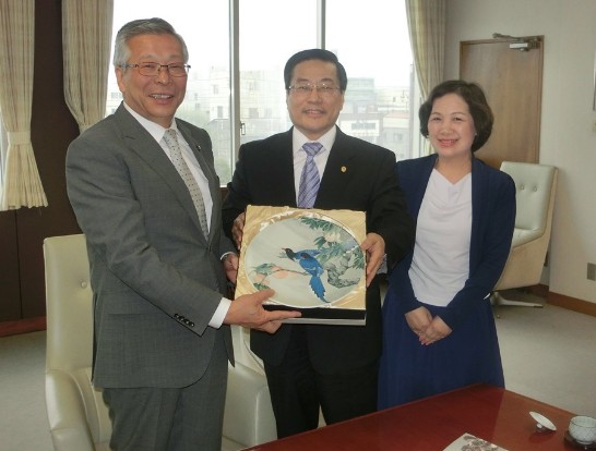 陳處長夫婦與工藤廣市長合影