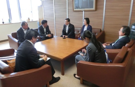陳處長夫婦拜會名寄商工會議所藤田健慈會頭（中間左）座談