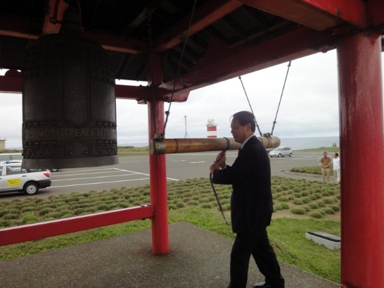 「世界平和の鐘」をつく徐処長