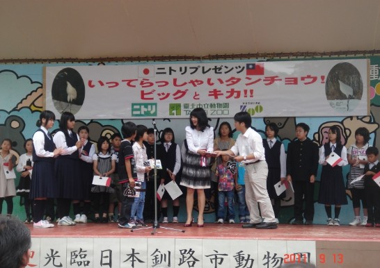 趙局長が小中学生たちにプレゼント