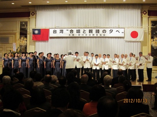 「蘆音合唱團」と旭川男声合唱団との歌唱様子