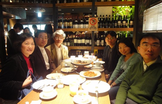 陳処長御夫妻と陳会長、北海道大学の蘇義淵客員教授、北海道大学の翁御棋助教御夫妻が同卓にて食事