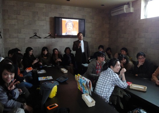 陳処長が自らのリードの下、学生達と共に和気藹々と歌う様子