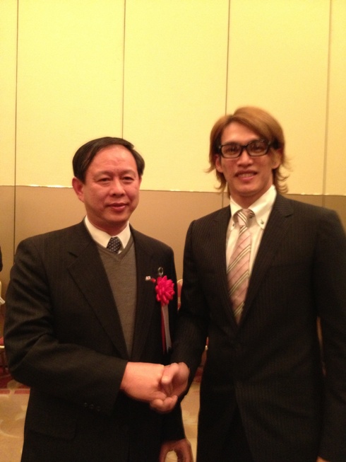 当処徐処長と日本ハムファイターズの陽岱鋼選手との一枚