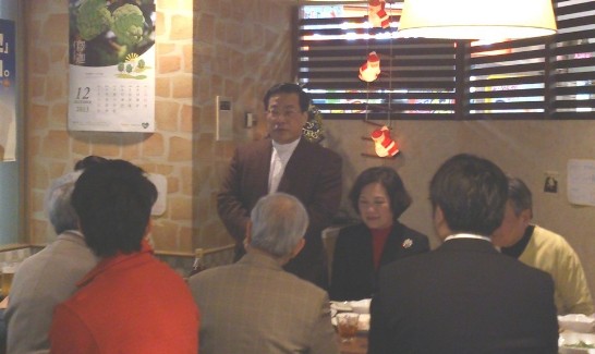 陳処長が北海道台湾協会忘年会に出席し、挨拶を述べる様子。