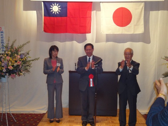 当処徐処長（中）、衆議院中川郁子（左）と帯広商工会議所会頭高橋勝垣（右）との一枚