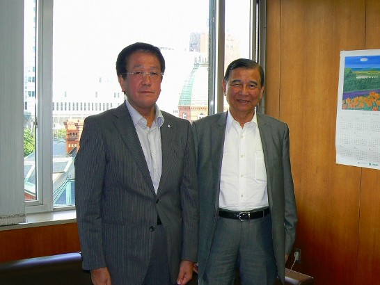 黃茂雄名譽會長と経済部長辻泰弘との一枚