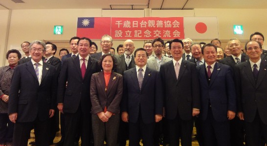 懇親会における陳処長御夫妻と千歳市の山口市長、