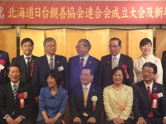 陳処長ご夫妻と高橋知事、加藤議長及び各「日台親善協会会長」等との集合写真。