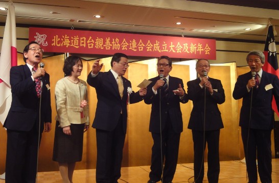 陳処長ご夫妻と「ダンディ・フォー」男声合唱団との余興の様子。