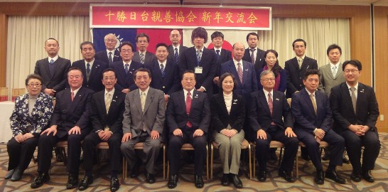 陳処長ご夫妻が「十勝日台親善協会新年交流会」に参加している様子