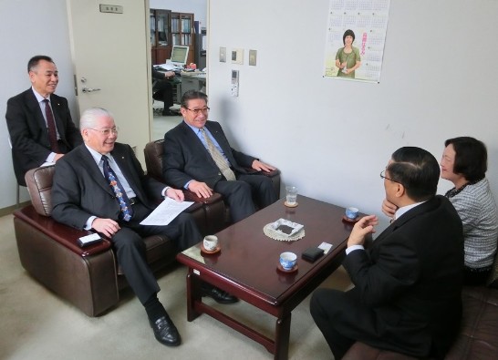 陳処長と新ひだか商工会の會澤實会頭（左3）、観光協会の細川好弘会長（左2）