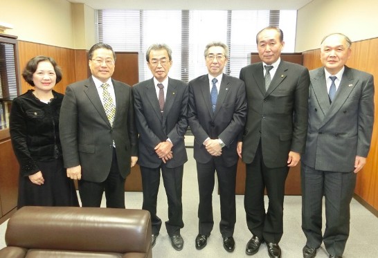 陳処長夫妻と浦河商工会議所の上田会頭（左3）、岡本豊副会頭（右3）、木田尚孝副会頭（右2）等との集合写真