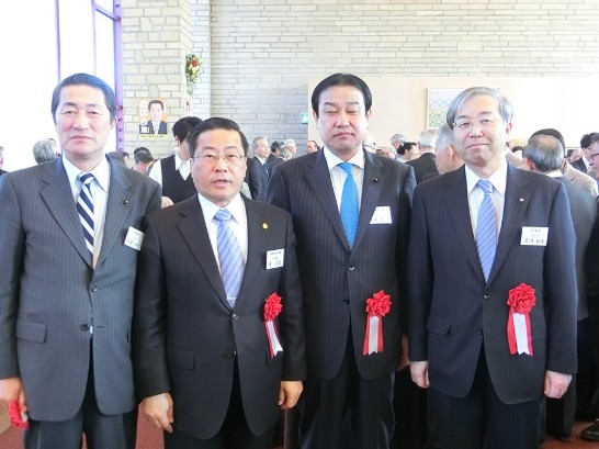 陳処長と北海道の荒川裕生副知事（右1）、北海道議会議長加藤礼一先生（左1）、北海道議会議員の梅尾要一先生（右2）との集合写真