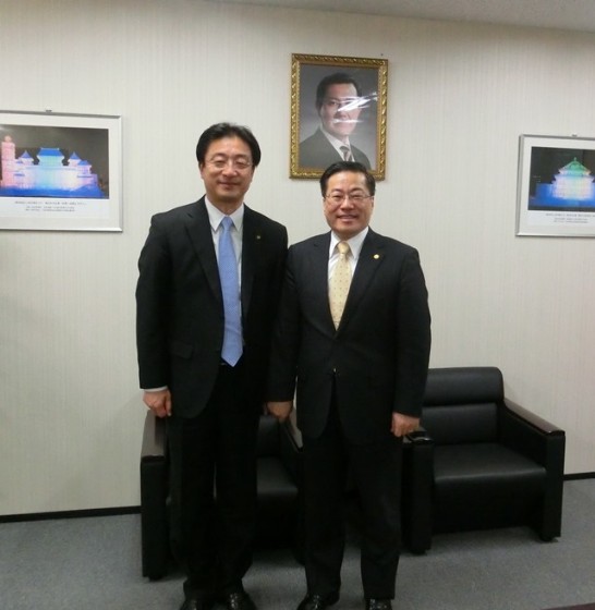 陳処長と米沢則寿帯広市長との写真