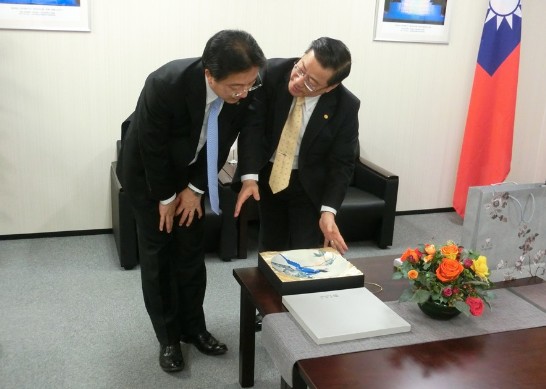 陳処長によるお祝い品贈呈