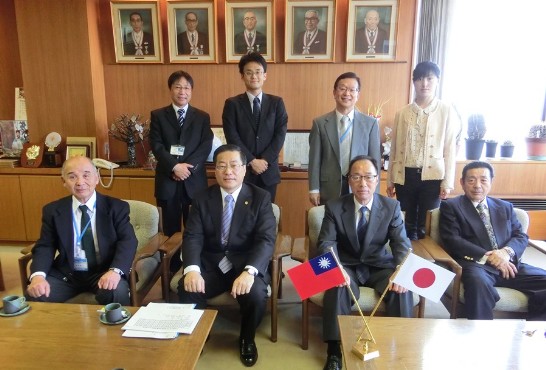 陳処長と合田博東川町副町長（右2）、東川町商工会議所藤田裕三会長（右1）、北工学園南雲景正校長（左1）との集合写真