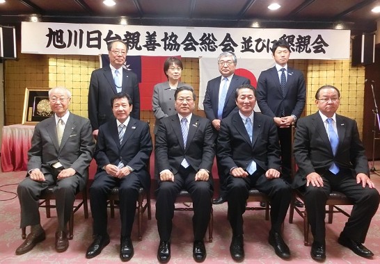 陳処長と旭川日台親善協会の加藤礼一会長（右2）、北海道上川振興局の紺谷ゆみ子局長（後列左2）、東川町の松岡市郎町長（後列右2）等との集合写真