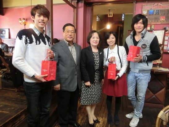 陳処長御夫妻と台湾学生会の許玉萱会長(右2)、陳偉軒副会長(左1)、