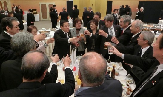 祝賀会で来賓との親交を深める陳処長