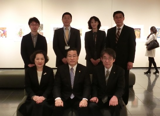 蝦名市長、長沼大平館長（後列左2）等との集合写真