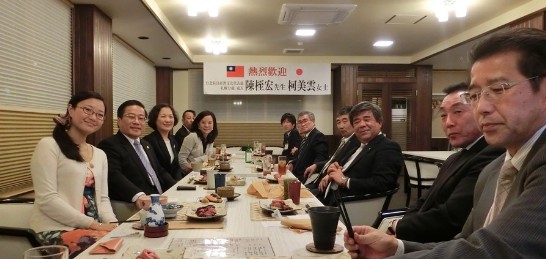 陳処長御夫妻と棚野孝夫白糠町長（右3）、白糠町議会の小池憲一議長（右4）、石田正義副議長（右5）、板谷聖一教育長（右2）等との夕食会