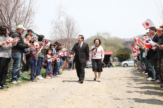 中華民国旗を持って陳処長夫妻を歓迎する参加者の皆様