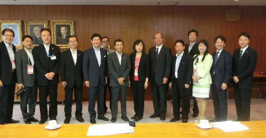 台湾代表団と札幌市秋元克広副市長（左7）及び「よさこいソーラン祭り」実行委員会星野尚夫会長（右6）等との集合写真