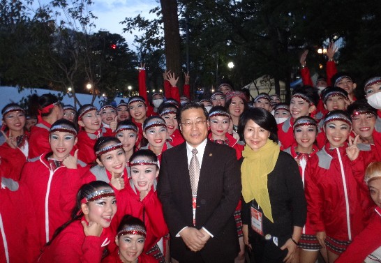 陳処長と「よさこいソーラン祭り」台湾代表団の学生、先生との集合写真
