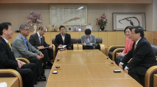 陳処長夫妻の表敬訪問、意見交換