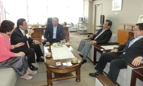 陳処長夫妻の士別市牧野勇司市長表敬訪問、意見交換